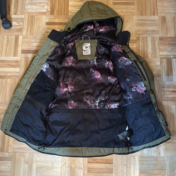 L1 down jacket size small. - Picture 3 of 6